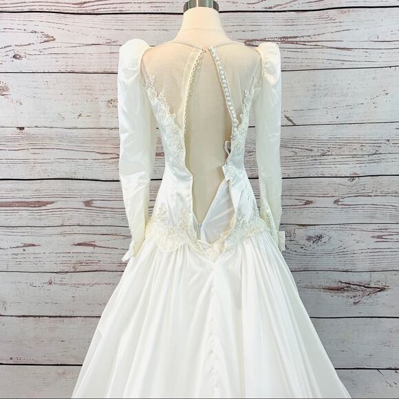Alfred Angelo Vintage Ivory Bridal Gown w/ Veil - Picture 8 of 8